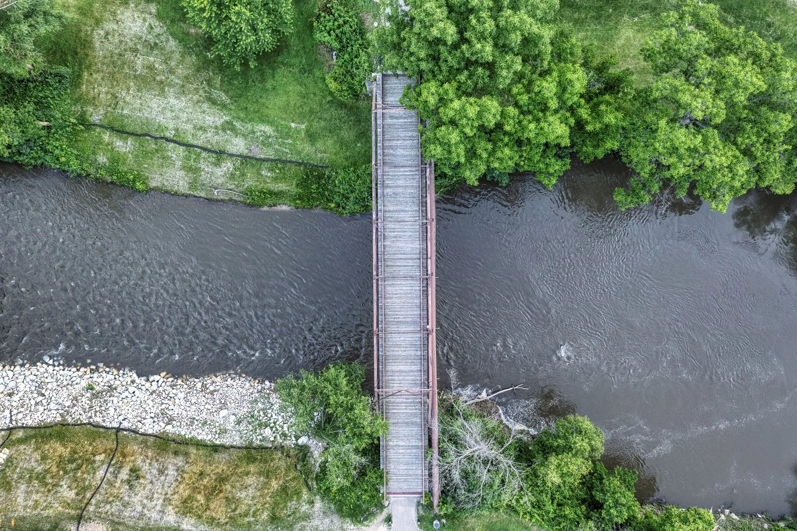 Most nad rzeką widziany z góry